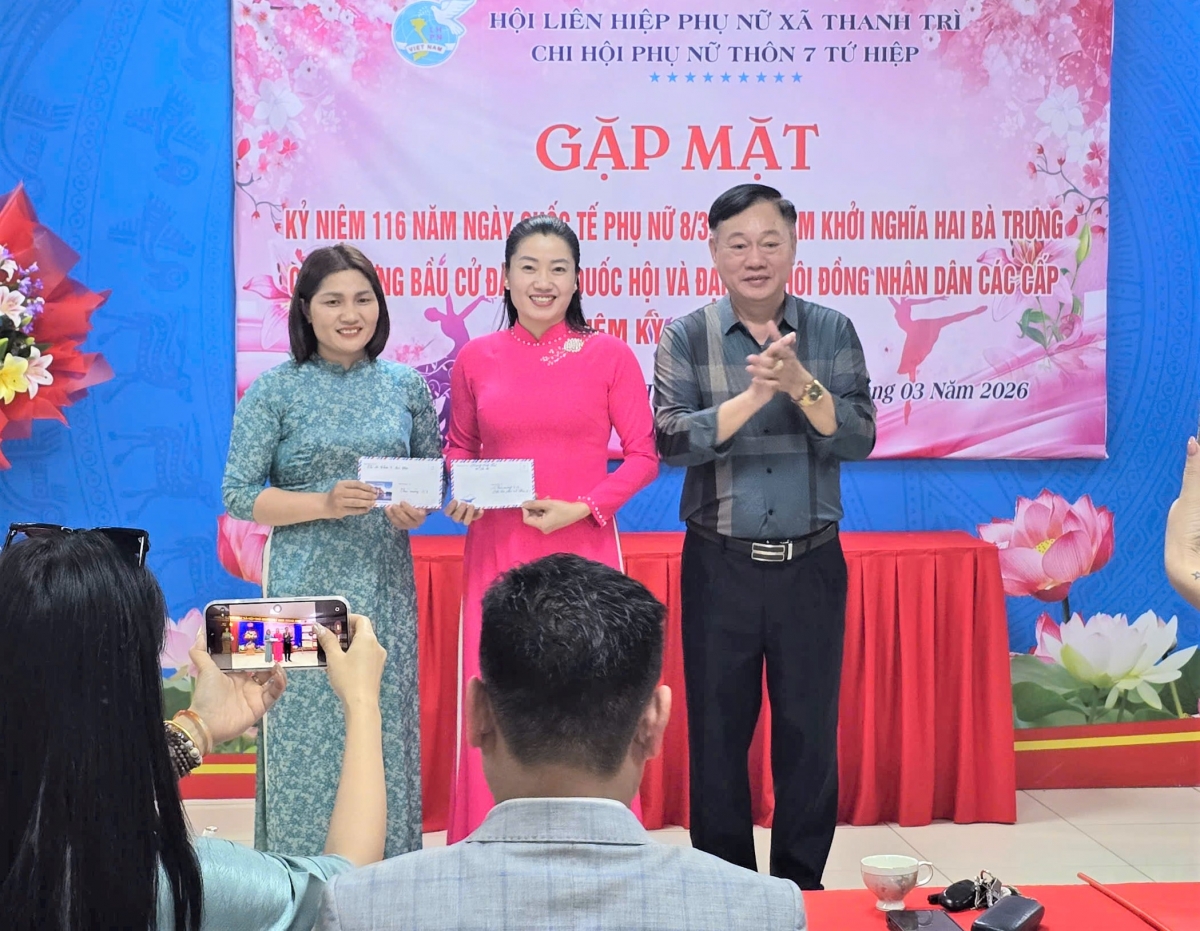 Bí thư Chi bộ Hoàng Đình Sáu tặng quà Chi hội Phụ nữ