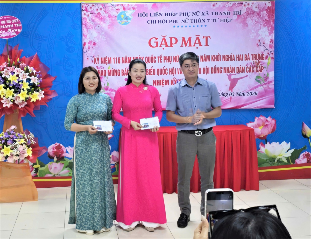 Phó Trưởng thôn Chử Mạnh Dũng tặng quà Chi hội Phụ nữ