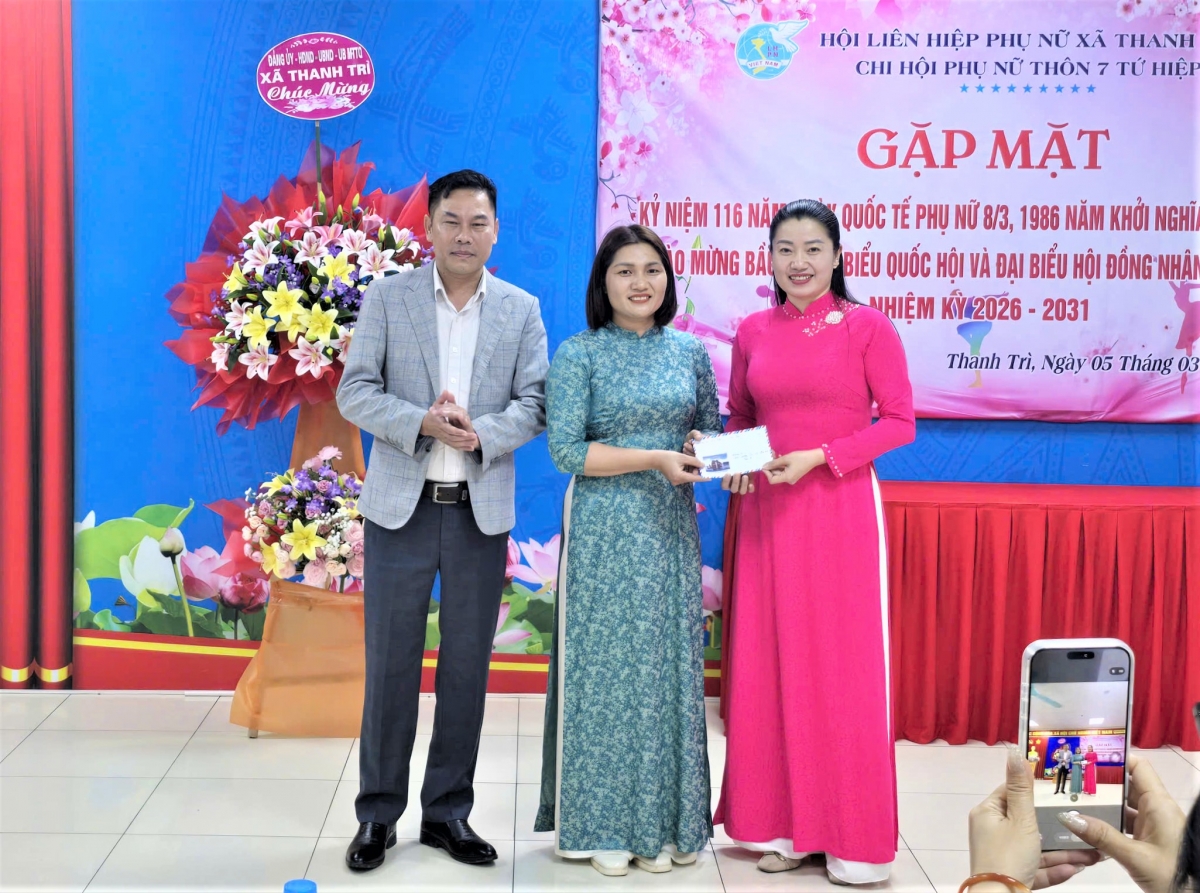 Trưởng thôn Ngô Văn Hà tặng quà Chi hội Phụ nữ