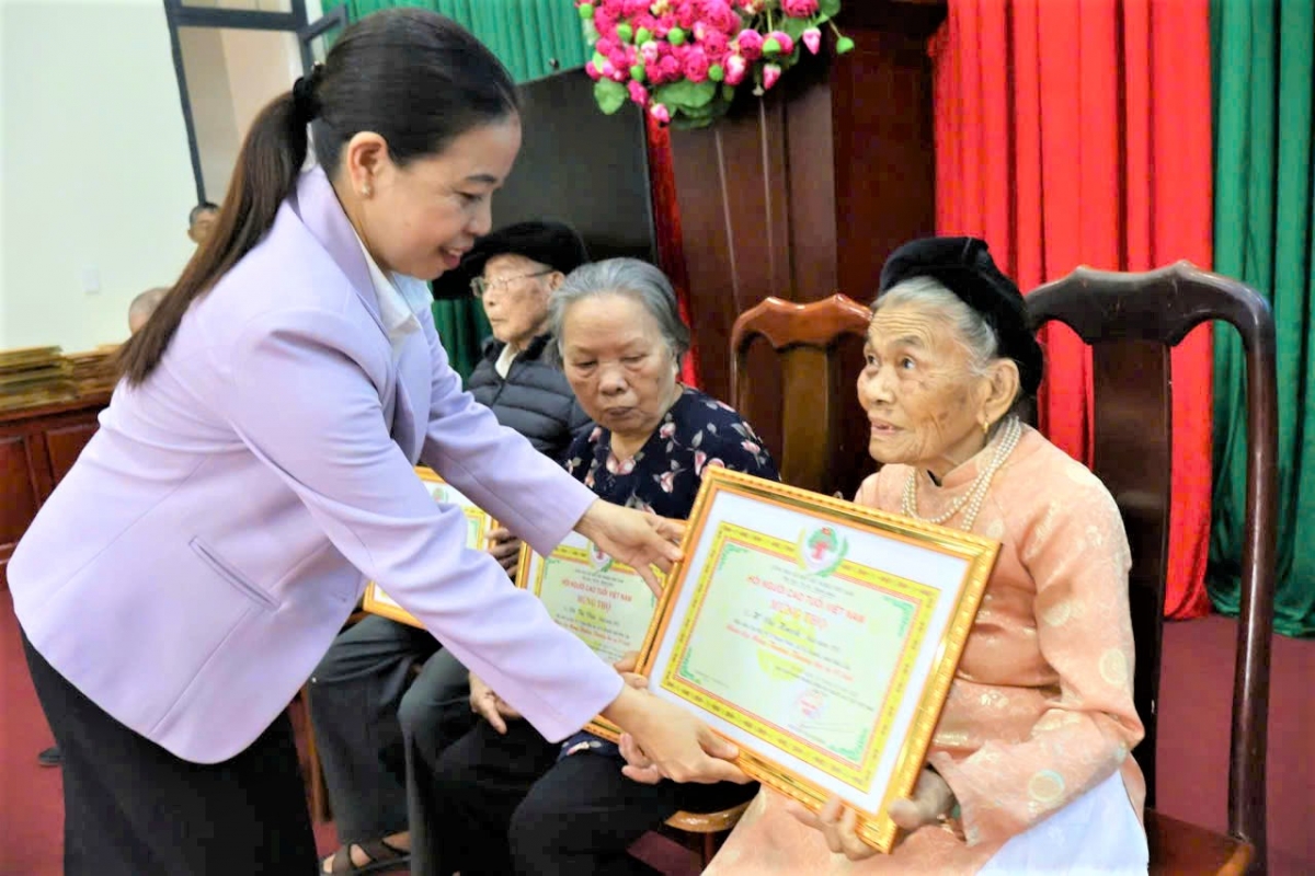 Trao Bằng mừng thọ và tặng quà NCT được mừng thọ xã Ea Knuêc