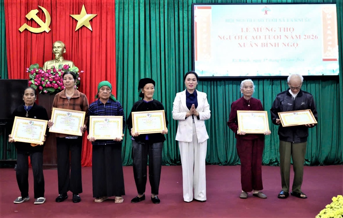 Trao Bằng mừng thọ và tặng quà NCT được mừng thọ xã Ea Knuêc