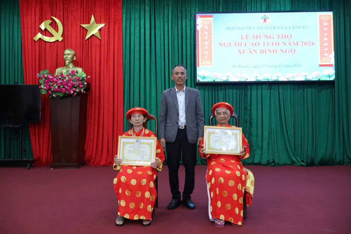 Trao Bằng mừng thọ và tặng quà NCT được mừng thọ xã Ea Knuêc