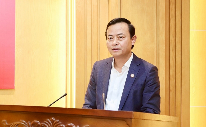 Đồng chí Hà Văn Hùng - Ủy viên BTV, Trưởng ban Tuyên giáo và Dân vận Tỉnh ủy phát biểu tại Hội nghị.