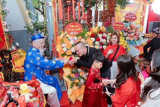                      Con cháu mừng thọ và nhận lộc từ cụ Thượng.