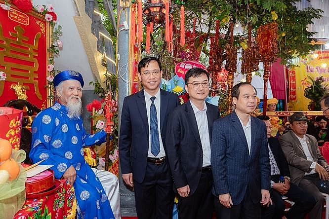            Các đồng chí lãnh đạo phường Phong Cốc đến mừng Thọ và chụp ảnh lưu niệm cùng cụ Thượng.