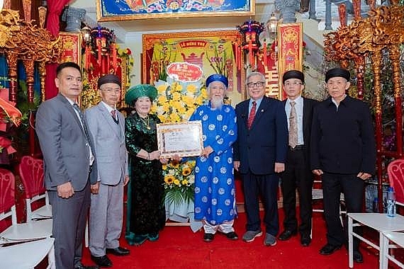 Giáo sư, Tiến sỹ khoa học Vũ Minh Giang, Phó Chủ tịch Hội Khoa học Lịch sử Việt Nam. Chủ tịch Hội đồng dòng họ Vũ – Võ Việt Nam (người thứ 3 từ phải sang) trao bằng Vũ tộc tinh hoa cho vợ chồng cụ Vũ Văn Oanh tại lễ mừng thọ.