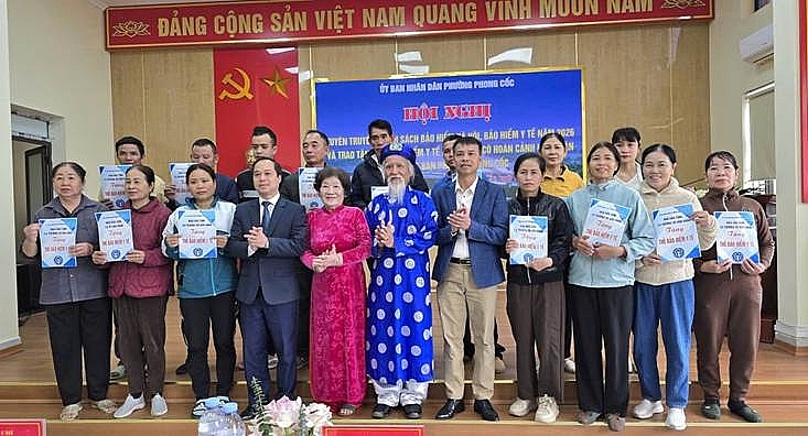  Cụ thượng Vũ Văn Oanh và cụ bà Trần Thị Kính, trao 39 thẻ bảo hiểm Y tế cho 39 cá nhân có hoàn cảnh khó khăn của phường Phong Cốc.