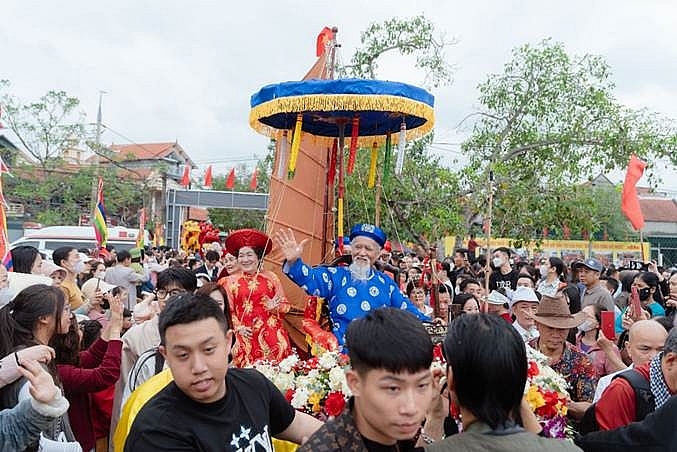           Cụ Vũ Văn Oanh được con, cháu và dòng họ rước lên miếu Tiên Công .