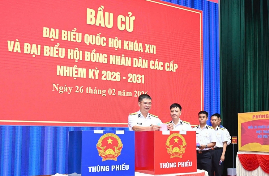 Cán bộ, chiến sĩ thuộc các tàu của Vùng 2 Hải quân iến hành bỏ phiếu bầu cử sớm