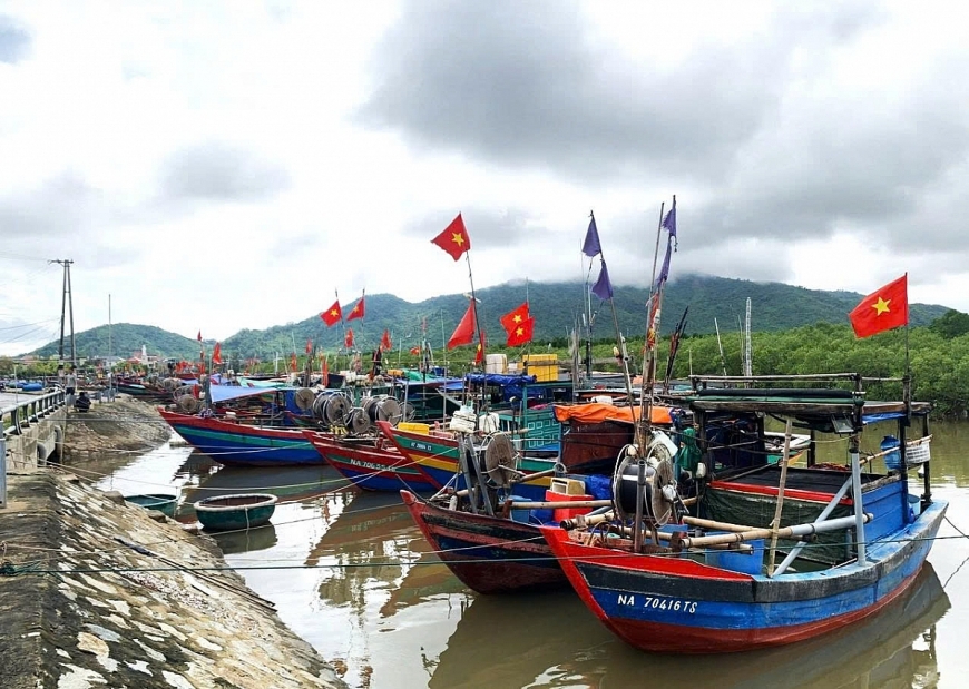 Nhiều tàu cá tại cảng Cửa Sót điều chỉnh lịch trình đánh bắt để ngư dân kịp trở về tham gia ngày hội bầu cử.