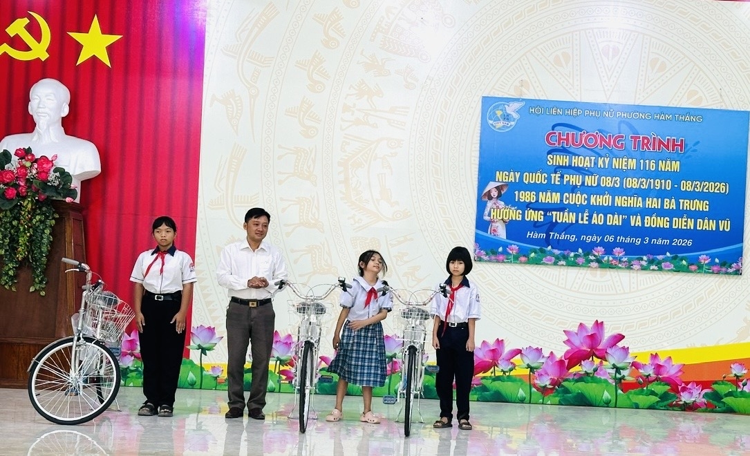 Trao xe đạp cho học sinh có hoàn cảnh khó khăn ở Hàm Thắng
