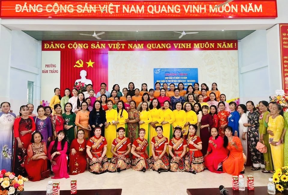 Các đại biểu tham dự chương trình ở Hàm Thắng chụp hình lưu niệm chụp hình lưu niệm