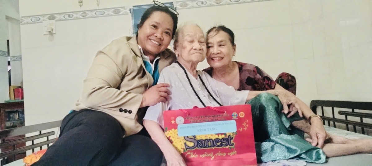 Hội LHPN thăm và tặng quà cho Mẹ VNAH ở Hàm Thắng