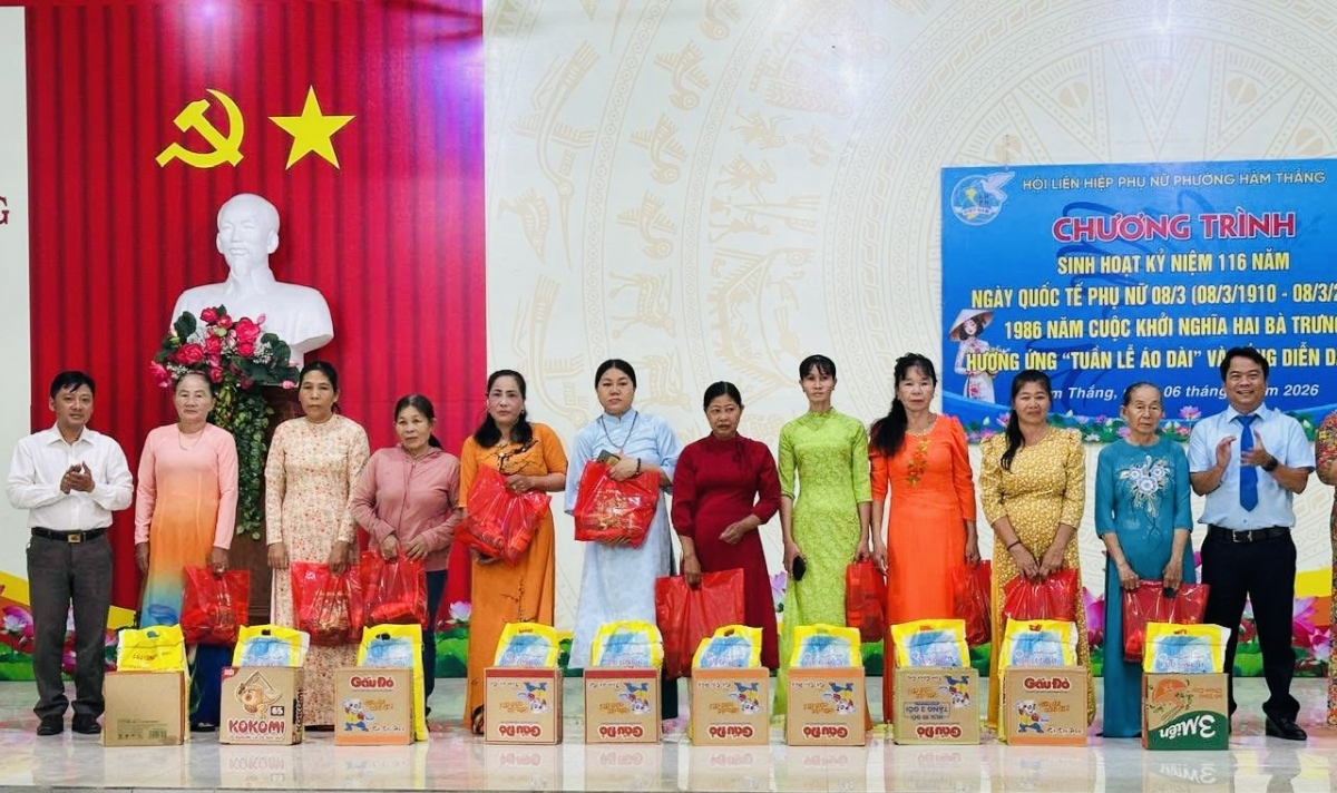 Hội LHPN Hàm Thắng trao quà cho phụ nữ khó khăn