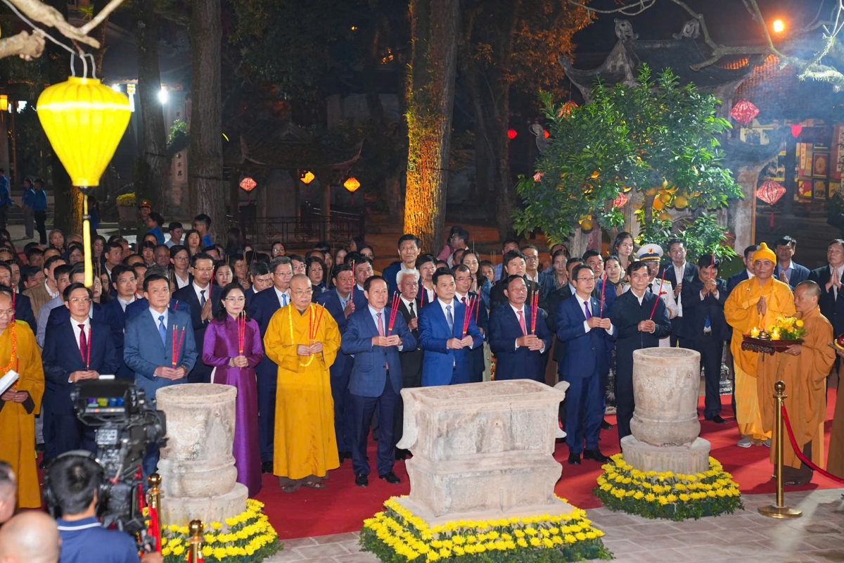 Các đồng chí lãnh đạo thành phố, đại biểu khách mời dâng hương tại chùa Côn Sơn.