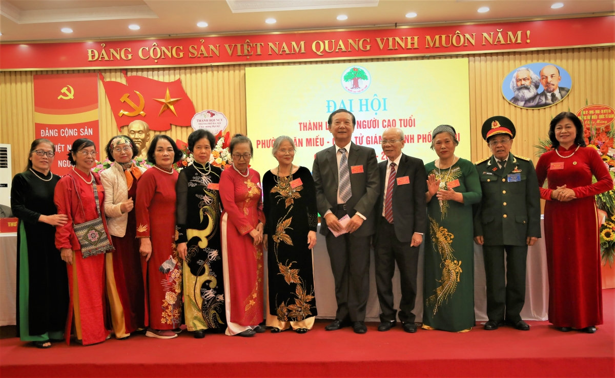 Các Chi hội tặng hoa chúc mừng Đại hội