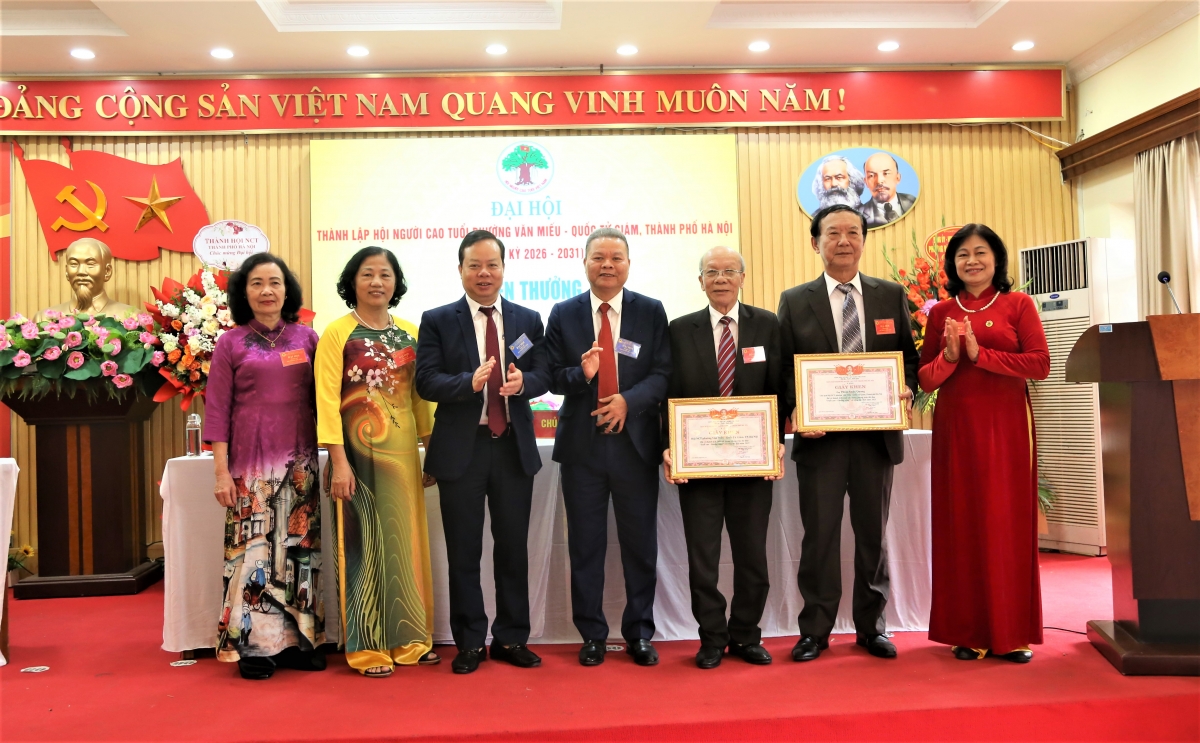 Trao Giấy khen của Hội NCT TP Hà Nội cho tập thể, cá nhân xuất sắc
