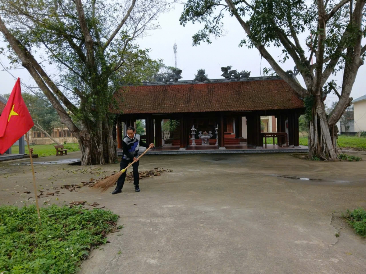 Ông Phan Bùi Tuất luôn xem việc quyét dọn cho ngôi đền sạch sẽ là công việc thường ngày giúp ông thảnh thơi trong lòng