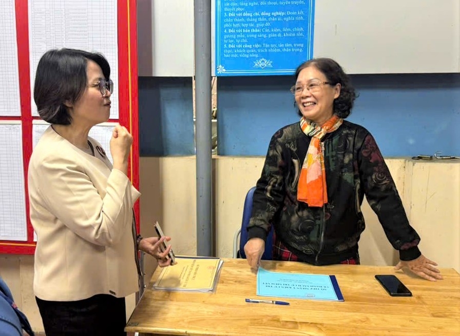 Bà Hoàng Thị Đào. Chi hội trưởng NCT số 7 phường Tây Hồ là tổ trưởng bầu cử tích cực ở địa bàn dân cư