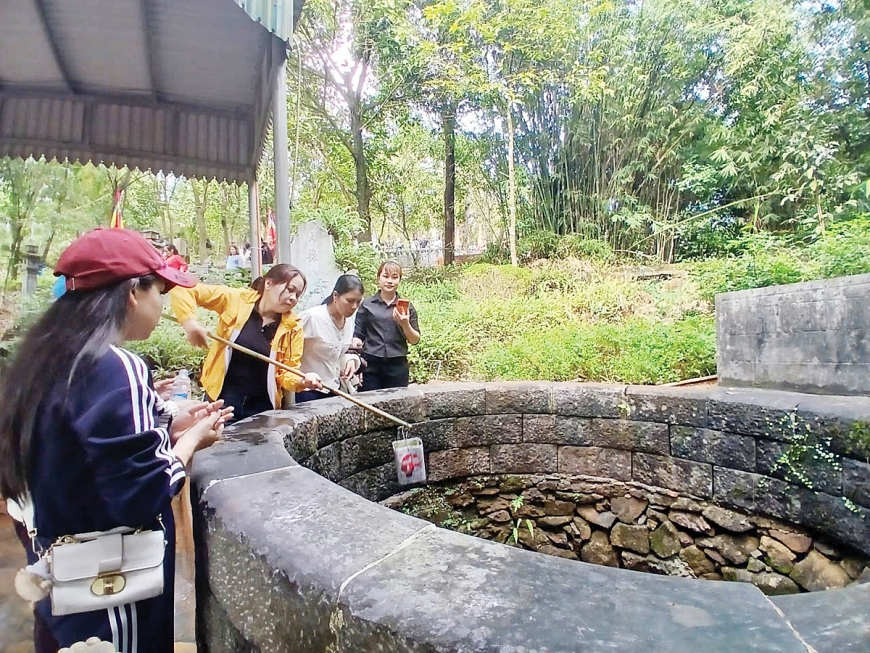 Du Xuân trên đỉnh thiêng Am Tiên