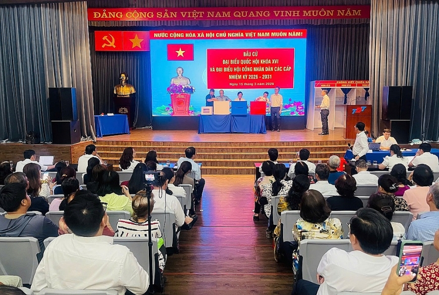 Hội nghị không chỉ giúp các thành viên nắm vững quy định của pháp luật về bầu cử mà còn nâng cao kỹ năng thực hành, tinh thần trách nhiệm và sự chủ động trong quá trình thực hiện nhiệm vụ. Đây là bước chuẩn bị quan trọng để Ngày bầu cử đại biểu Quốc hội khóa XVI và đại biểu HĐND các cấp nhiệm kỳ 2026 – 2031 trên địa bàn phường Tân Hưng diễn ra đúng luật, an toàn, dân chủ và thành công tốt đẹp