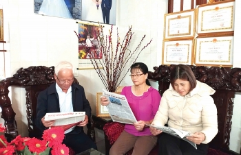 Hưng Yên đưa Tạp chí Người cao tuổi về cơ sở