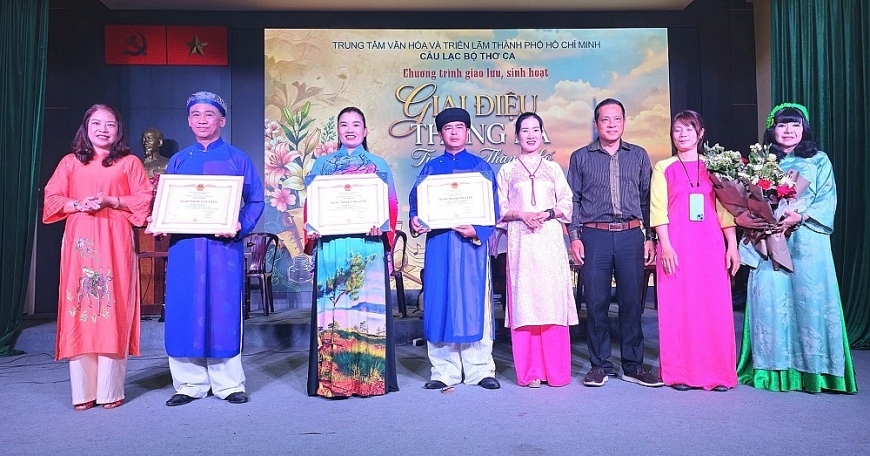 Lãnh đạo Phòng Văn hóa - Nghệ thuật, Trung tâm Văn hóa và Triển lãm TP. Hồ Chí Minh trao tặng bằng danh hiệu “Nghệ nhân dân gian” của Hội Văn nghệ dân gian Việt Nam cho nghệ nhân Lê Văn Đại, nghệ nhân Nguyễn Quang Khanh, nghệ nhân Lê Thị Tú