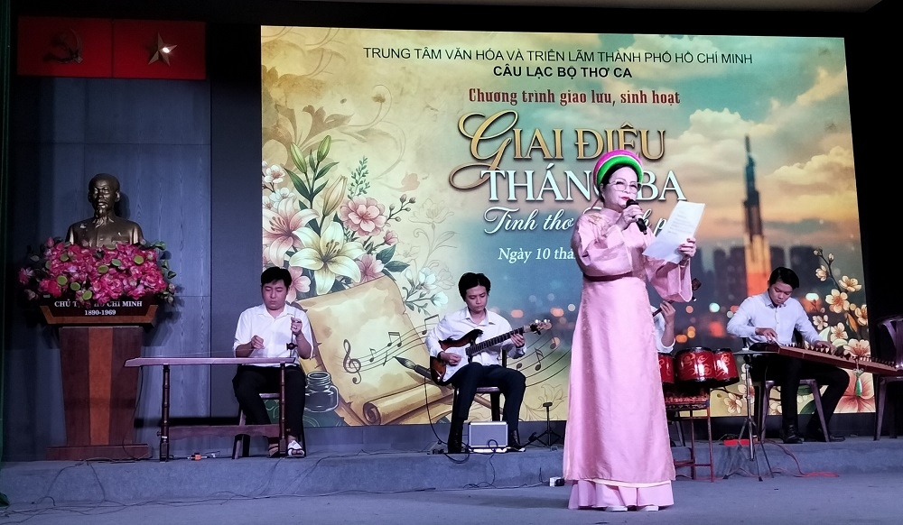 Người cao tuổi “giữ lửa” thi ca tại Câu lạc bộ Thơ ca TP. Hồ Chí Minh