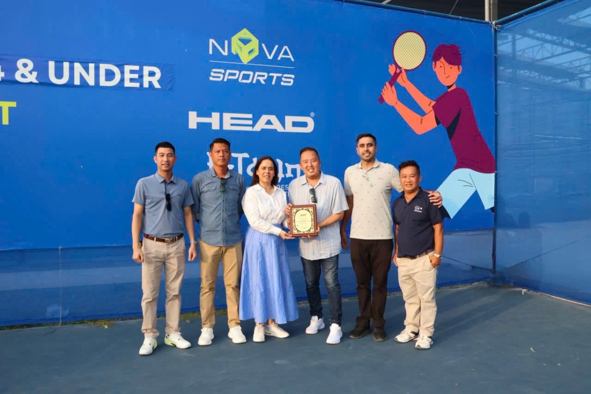 Bà Manpreet Kandhari trao chứng nhận ATF Gold Recognition cho năm 2026 cho đại diện Nova Sports.