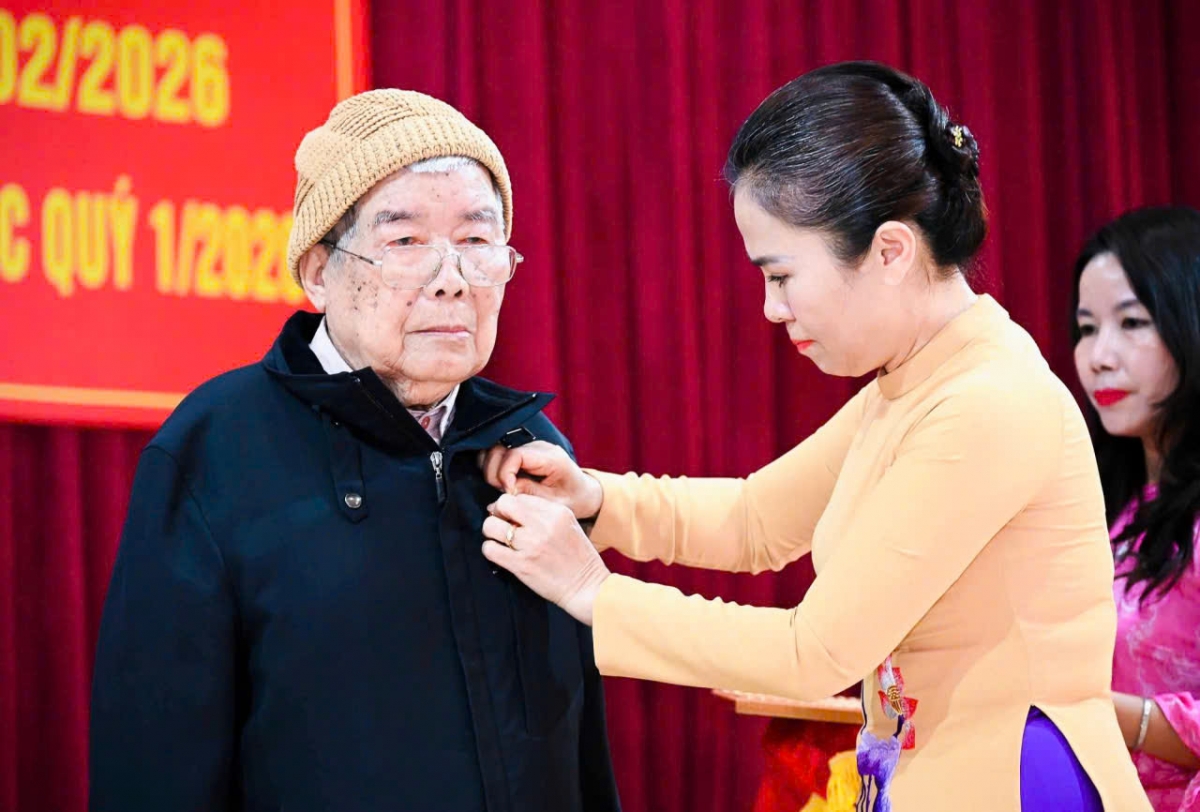 Đồng chí Võ Thị Minh Sinh – Phó Bí thư Tỉnh ủy, Chủ tịch Ủy ban Mặt trận Tổ quốc Việt Nam tỉnh, Trưởng Đoàn đại biểu Quốc hội tỉnh đến dự và trực tiếp trao Huy hiệu Đảng cho các đảng viên