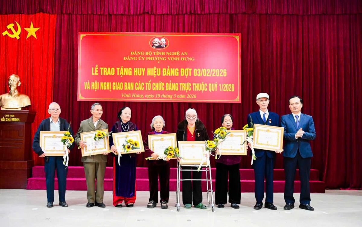 Những tấm Huy hiệu Đảng được trao không chỉ ghi nhận quá trình phấn đấu, rèn luyện và cống hiến bền bỉ của các đảng viên mà còn là biểu tượng cao quý của lòng trung thành, bản lĩnh chính trị và tinh thần kiên định với lý tưởng của Đảng.