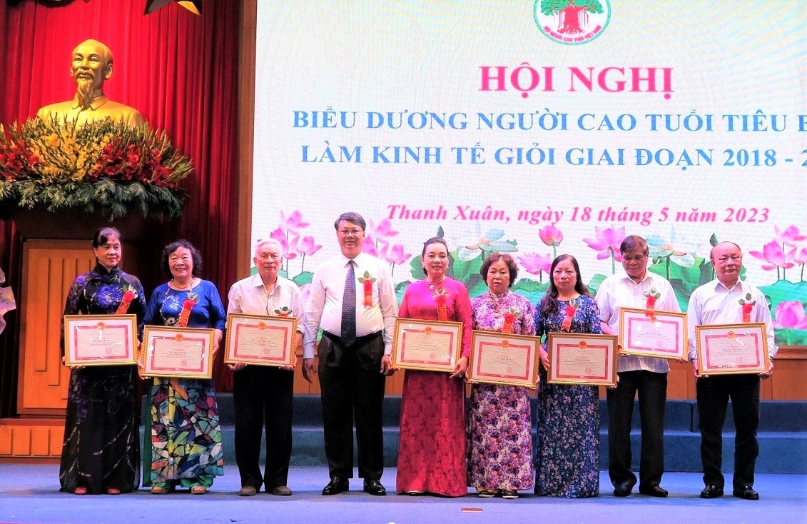 Nhiều NCT TP Hà Nội được khen thưởng vì thành tích xuất sắc làm kinh tế giỏi