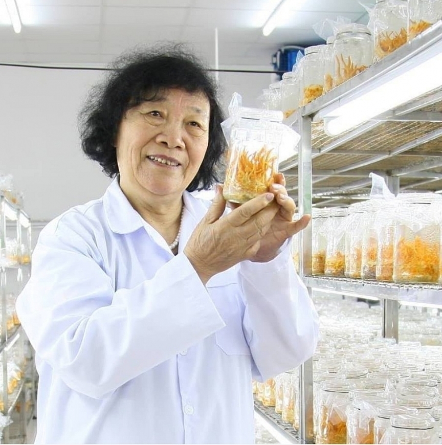 PGS. TS. Nguyễn Thị Chính trong phòng thí nghiệm nuôi cấy nấm