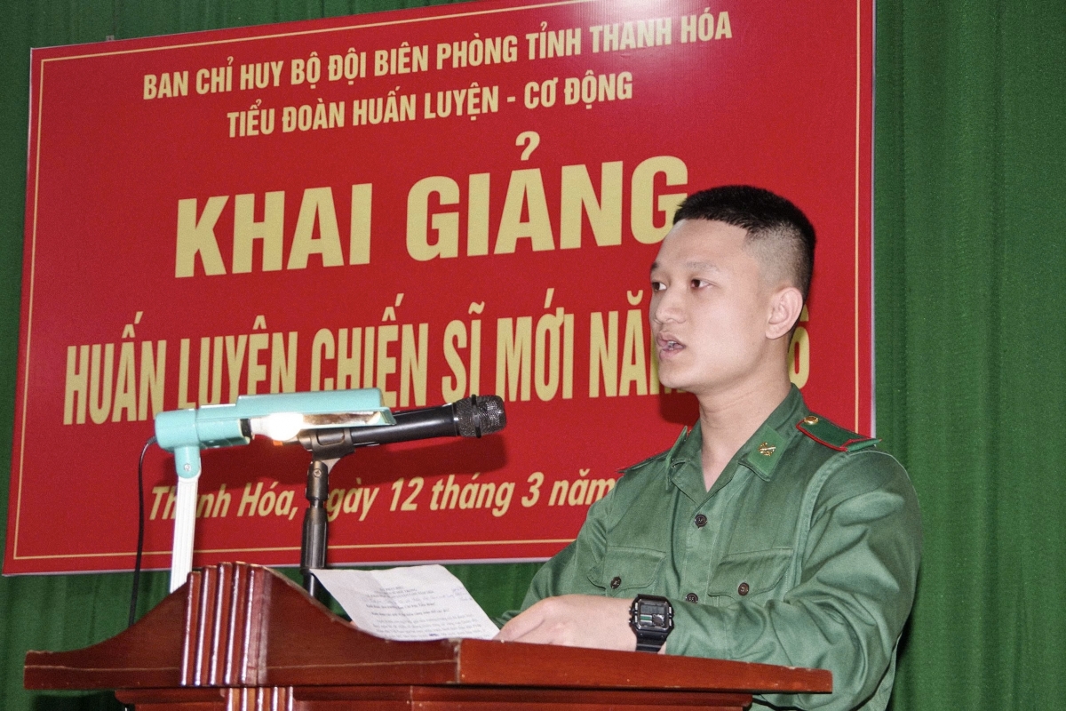 Đại diện 155 chiến sĩ mới phát biểu tại buổi khai giảng