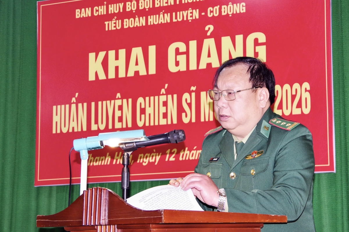 Thượng tá Lê Văn Thắng, Phó tham mưu trưởng Bộ đội Biên phòng tỉnh Thanh Hóa phát biểu tại chương trình khai giảng
