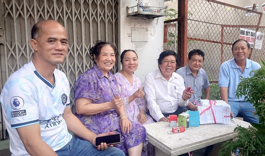 Nhiều người cao tuổi tham gia Tổ bầu cử khu vực bầu cử số 18, phường Tân Hưng, TP. Hồ Chí Minh