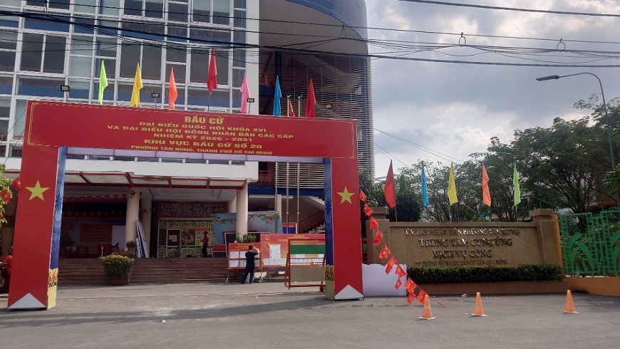 Không khí chuẩn bị cho ngày bầu cử tại khu vực bầu cử số 20, phường Tân Hưng, TP. Hồ Chí Minh diễn ra khẩn trương, trang nghiêm, hướng tới ngày hội lớn của toàn dân