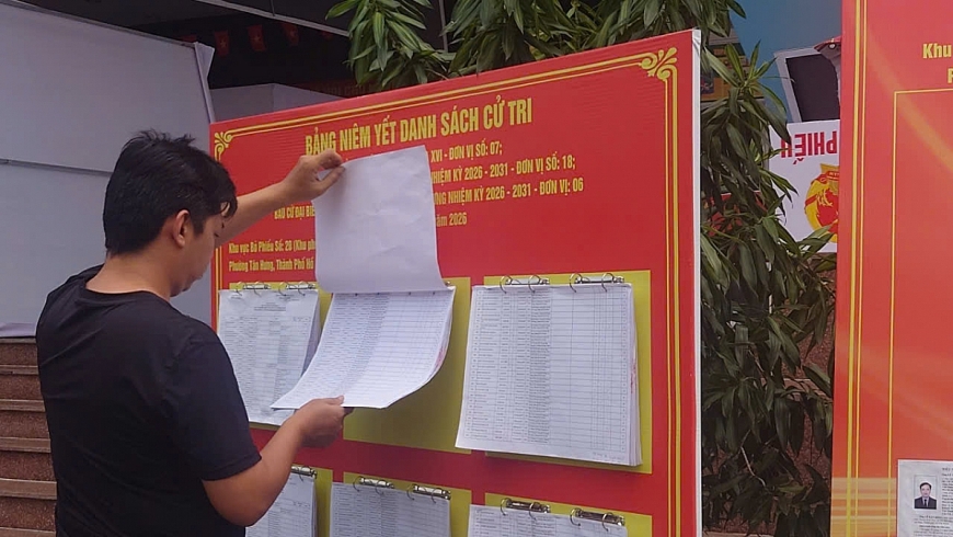 Bảng niêm yết danh sách cử tri và tiểu sử tóm tắt của các ứng cử viên được đặt tại vị trí dễ quan sát để người dân phường Tân Hưng thuận tiện tìm hiểu trước ngày bỏ phiếu