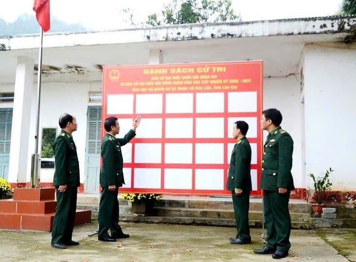 Mỗi lá phiếu một niềm tin nơi đường biên cột mốc Tây bắc