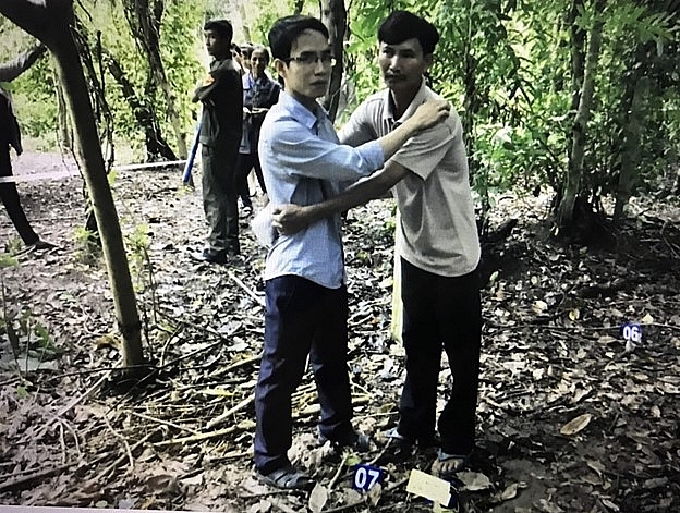 Vị trí ông Cường cầm cục đá ném anh Hải và ôm anh Hải vật xuống đất (ảnh thực nghiệm hiện trường vụ án)