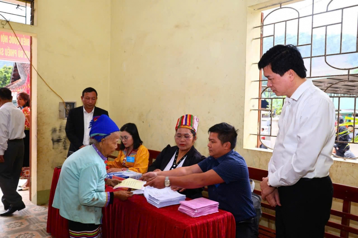 Các cử tri người cao tuổi đã được hướng dẫn cụ thể trước khi bỏ phiếu