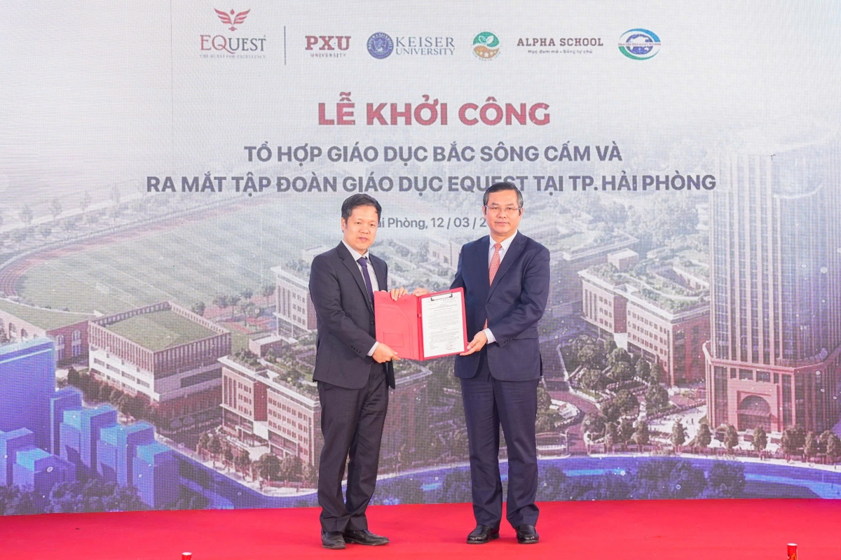 Đồng chí Nguyễn Văn Phúc, Thứ trưởng Bộ Giáo dục và Đào tạo (bên phải) trao Quyết định phê duyệt chủ trương thành lập phân hiệu Trường Đại học Phú Xuân tại thành phố Hải Phòng