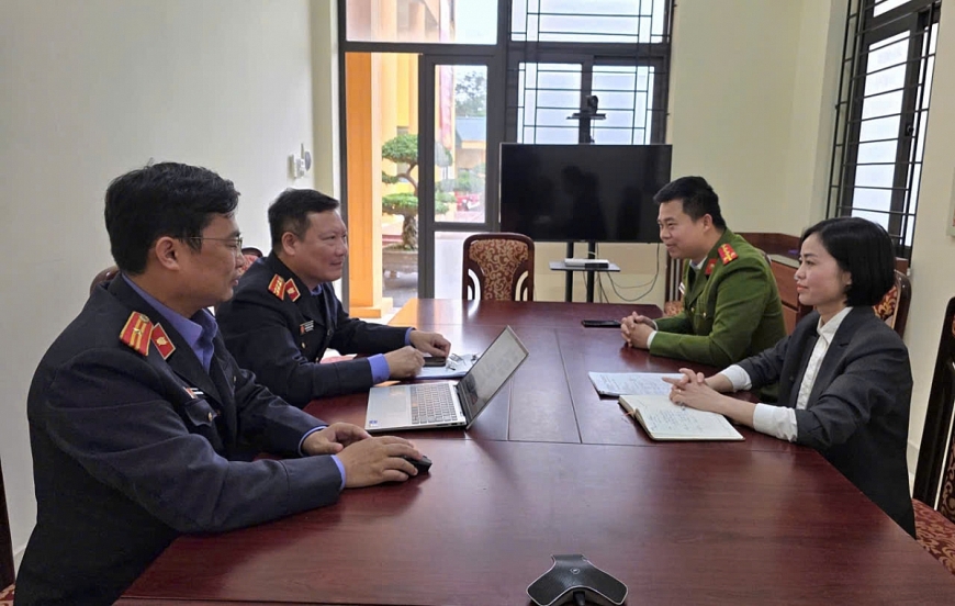 Cán bộ Viện Kiểm sát nhân dân khu vực 2 tỉnh Quảng làm việc với phường Hà An bàn thống nhất giải quyết những vướng mắc về hộ tịch, hộ khẩu với những trường hợp yếu thế trên địa bàn phường.