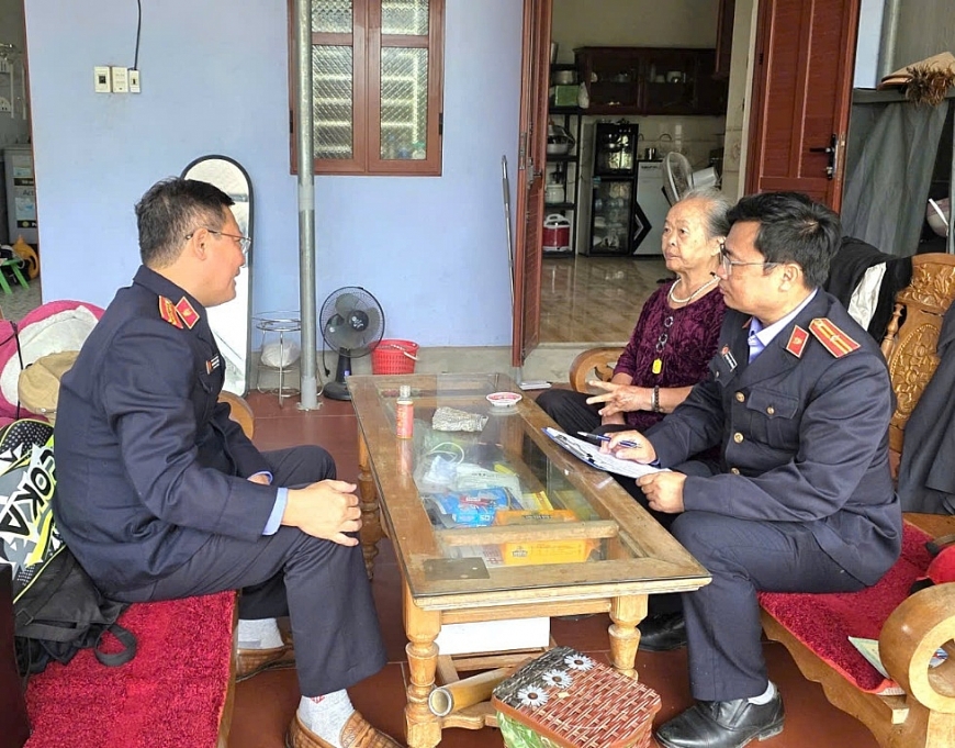  Cán bộ Viện Kiểm sát khu vực 2, tỉnh Quảng Ninh, đến gia đình bà Nguyễn Thị Kế, xác minh lập hồ sơ để hoàn thiện thủ tục đăng ký, cấp  lại giấy khai sinh cho bà Kế.