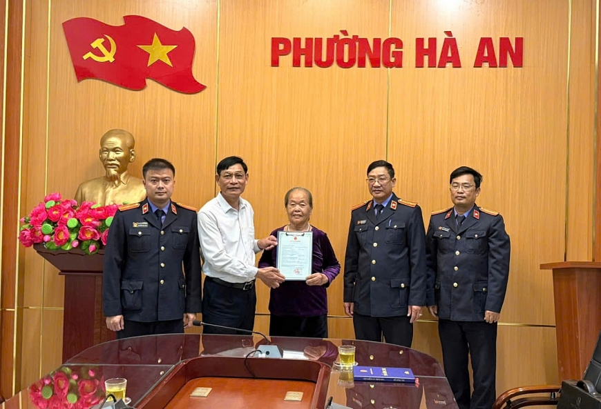 Ông Trần Đình Phượng, Phó Chủ tịch UBND phường Hà An cùng đại diện lãnh đạo, kiểm sát viên Viện Kiểm sát khu vực 2, tỉnh Quảng Ninh trao giấy khai sinh cho bà Nguyễn Thị Kế.