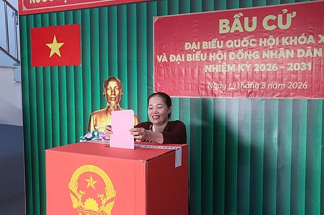 Cử tri trên đảo Hòn Chuối tham gia bầu cử sớm, thực hiện quyền và nghĩa vụ công dân.