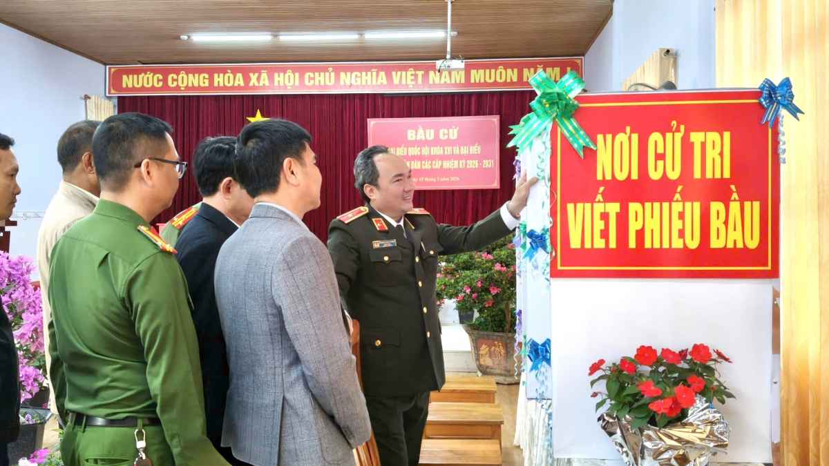  Thiếu tướng Trương Minh Đương, Giám đốc Công an tỉnh, kiểm tra các điểm bầu cử tại xã Lạc Dương.