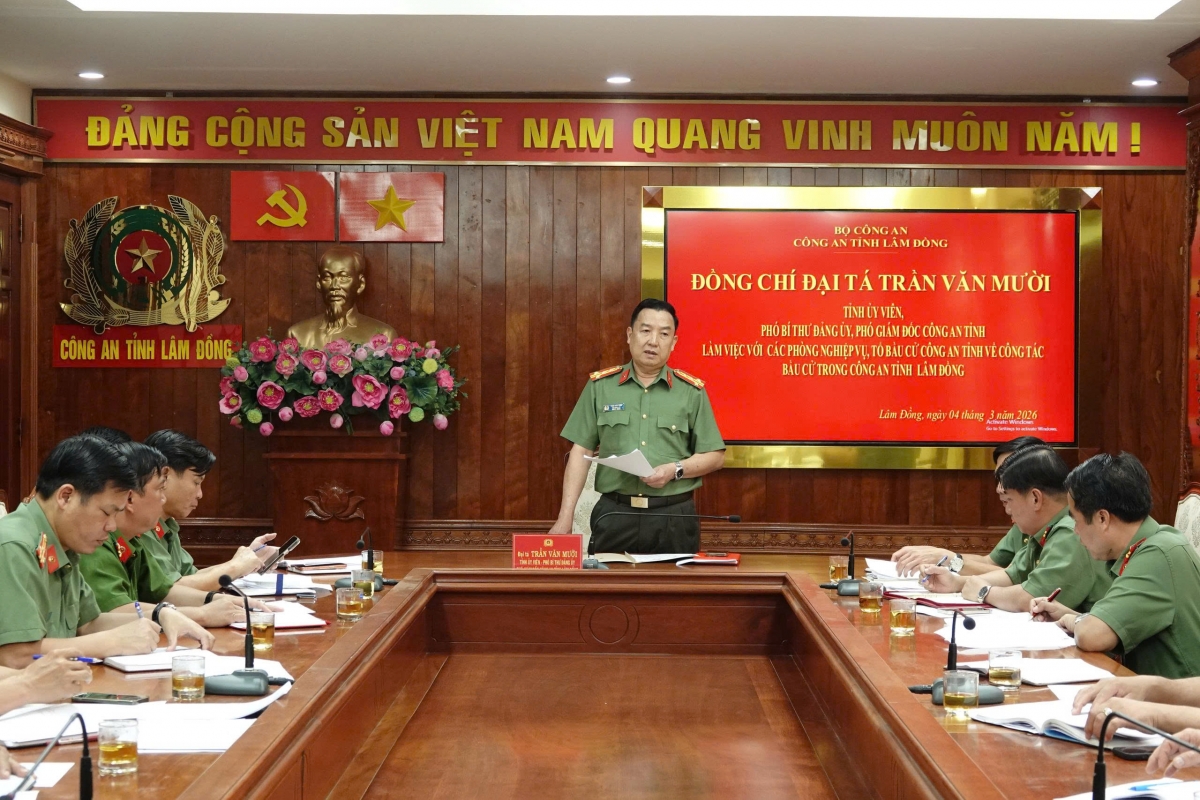 Đại tá Trần Văn Mười, Phó Giám đốc Công an tỉnh làm việc với các đơn vị nghiệp vụ và Tổ bầu cử trong Công an tỉnh nhằm rà soát, triển khai các nội dung liên quan đến công tác bầu cử đại biểu Quốc hội và đại biểu HĐND các cấp nhiệm kỳ 2026–2031 trong Công an tỉnh