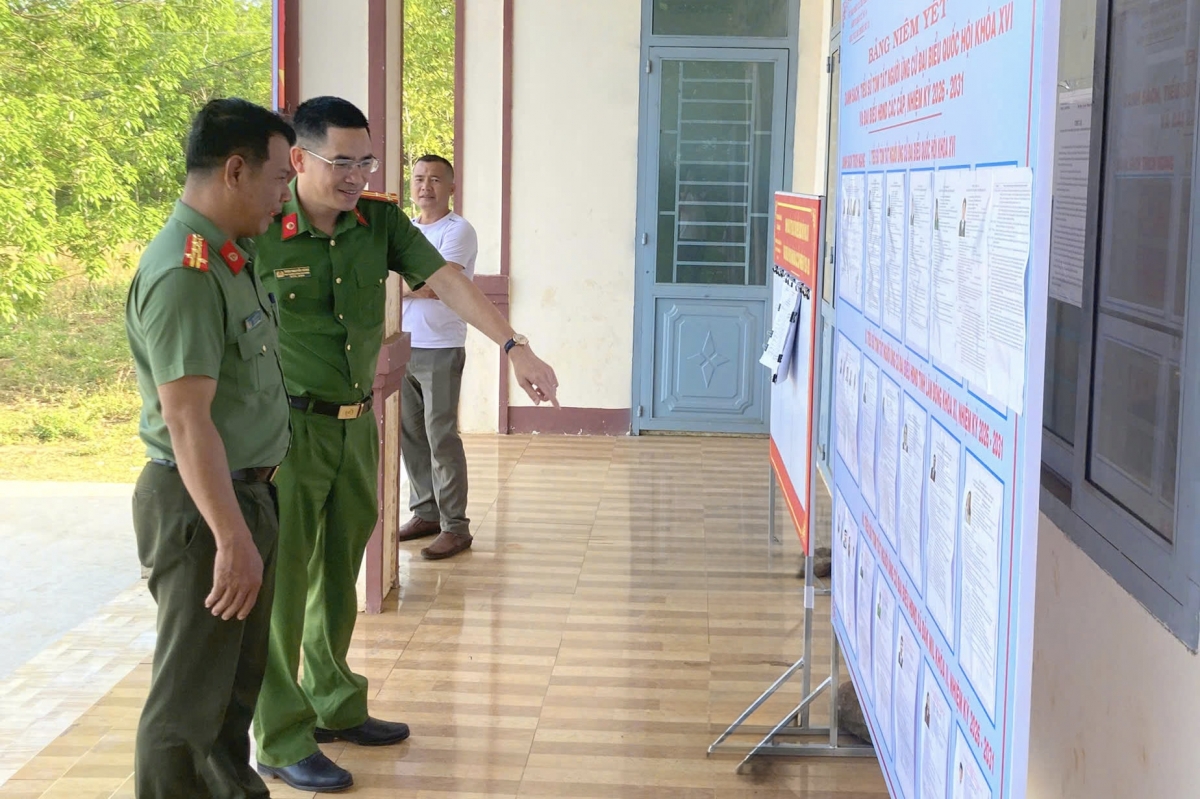 Đại tá Nay Gia Phú, Phó Giám đốc Công an tỉnh kiểm tra các điểm bầu cử tại   xã Đăk Mil, Lâm Đồng