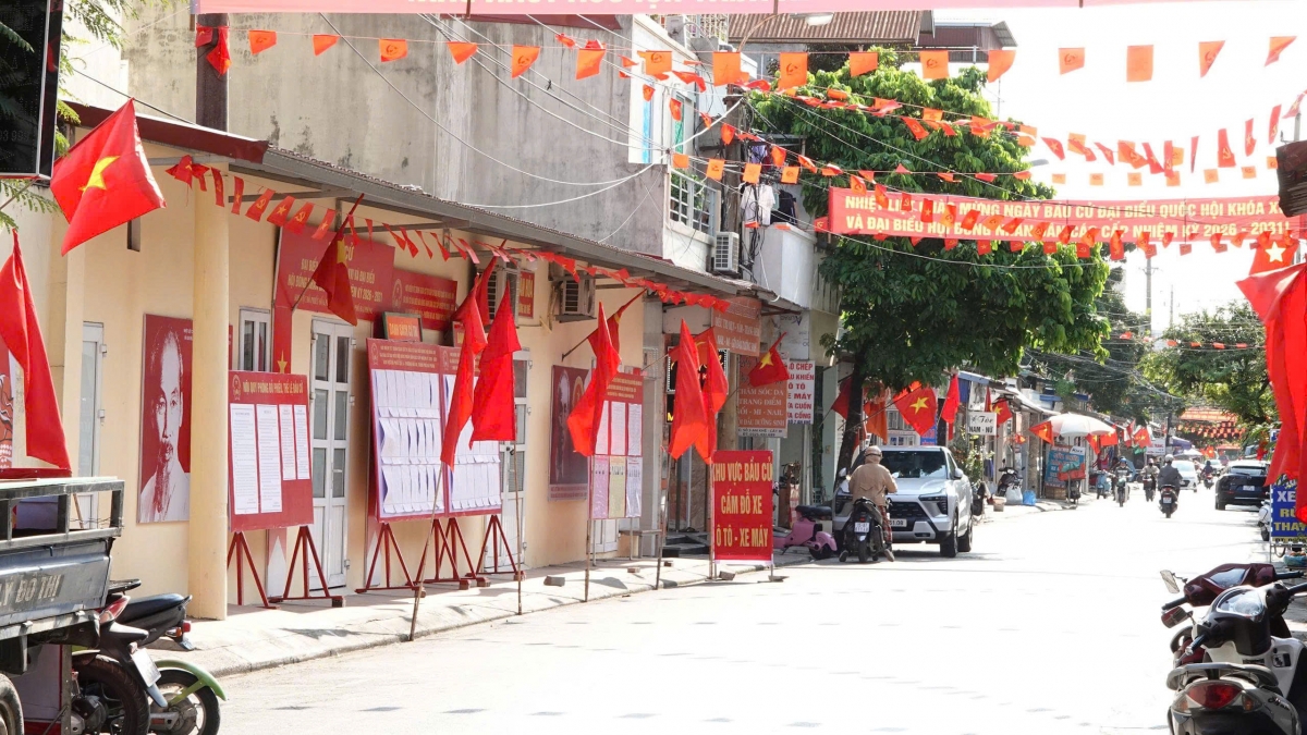 Trên nhiều tuyến phố của thành phố Hải Phòng, cờ Tổ quốc, pano, khẩu hiệu tuyên truyền về bầu cử được treo trang trọng, tạo nên không khí rộn ràng trước sự kiện chính trị quan trọng của đất nước